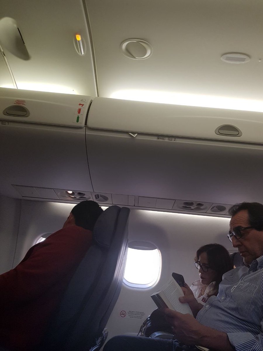 MuySuFrida's tweet photo. López Obrador viaja en avión privado y @yeidckol en clase premier. 

¿Y sus electores? Esos se tragan la historia de la austeridad republicana. https://t.co/Tb31IMHXgn