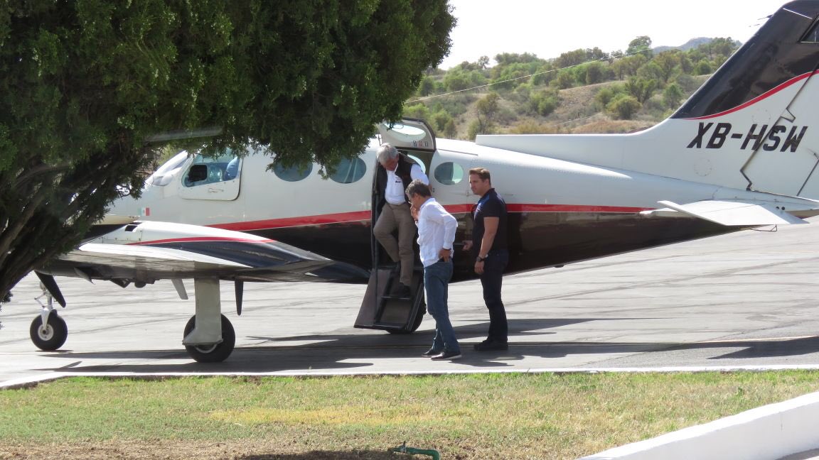 MuySuFrida's tweet photo. López Obrador viaja en avión privado y @yeidckol en clase premier. 

¿Y sus electores? Esos se tragan la historia de la austeridad republicana. https://t.co/Tb31IMHXgn