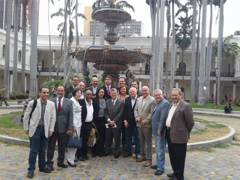 rubenlimas's tweet photo. Los diputados de @ADemocratica  junto a nuestro #SecretarioGeneral @hramosallup en la  #AsambleaNacional listos para iniciar la faena de hoy. El país entero pendiente.. Coraje y sabiduría.
Éxitos 
@adbernabe
@CaraboboAD
@webnotitarde 
@Noticiero52 https://t.co/8e6O7J0yjE
