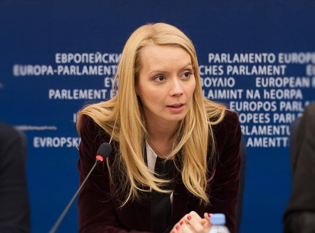 EuranetPlus_RO's tweet photo. Raportul europarlamentarului @DacianaSarbu, despre implementarea celui de-al 7-lea Program de Acțiune pentru Mediu al Uniunii Europene, a fost adoptat de plenul Parlamentului European, cu 583 de voturi "pentru", 35 "împotrivă" şi 68 de abţineri #7thEAP #environment https://t.co/yWn8HIkvvf