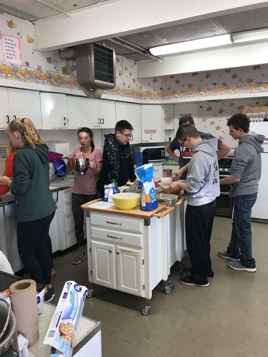 decountersam79's tweet photo. Discovery has shark week.  Food science has cake week!  #wphsproud https://t.co/Vsi1urs0nY