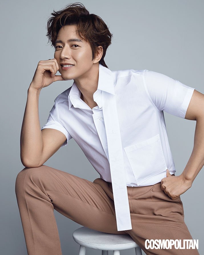 official_PHJPH's tweet photo. I really like the summer and fresh vibes of this photo!

엉뚱한 원칙주의자, 박해진
https://t.co/bhgG0lKsv1

#ParkHaeJin #박해진 #CosmoMen https://t.co/mqzrVNop3W