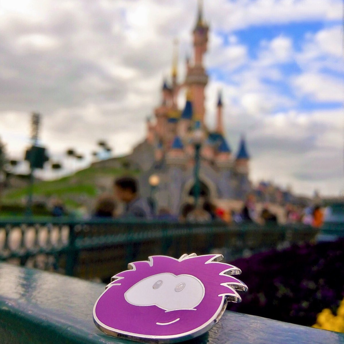 Roxi10161CP's tweet photo. Merci au Cast Member de @DisneylandParis qui m’a échangé ce pin’s de @ClubPenguin ! 🤩 https://t.co/RPBNWYltbp