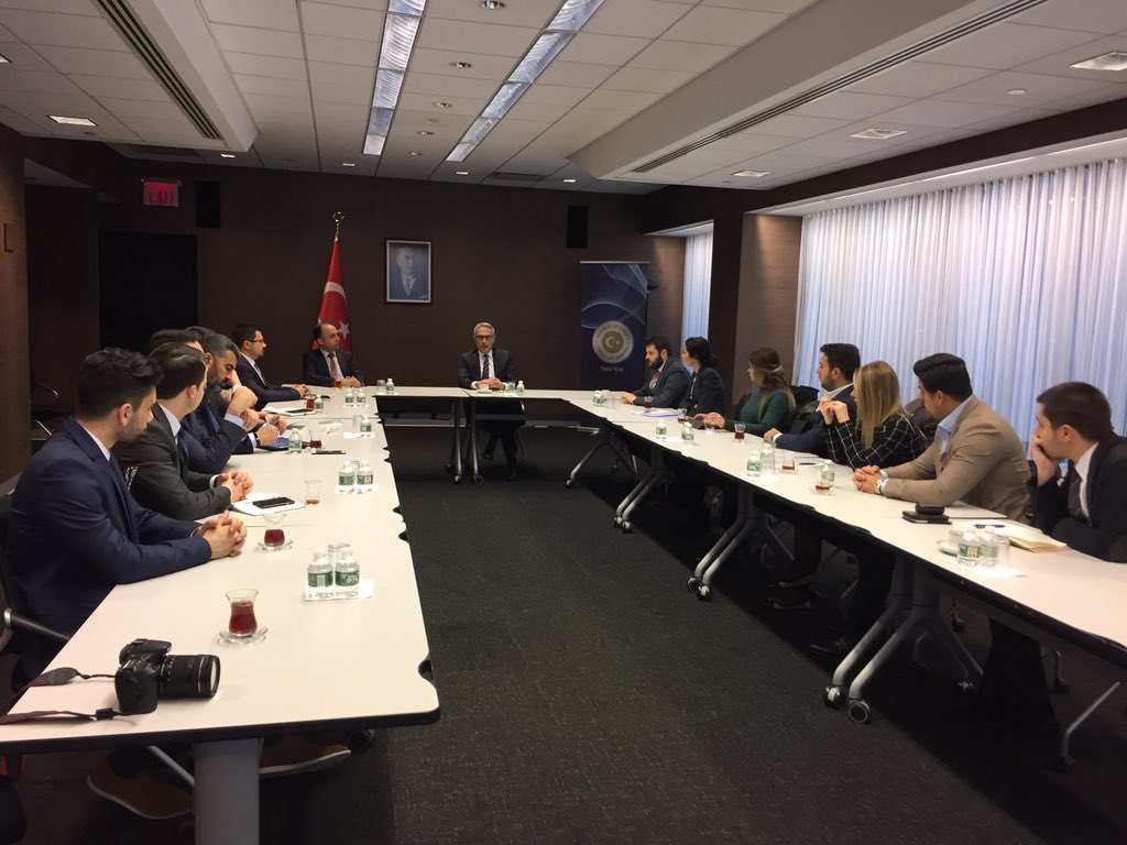 bau_hlo's tweet photo. Bahçeşehir Üniversitesi @bau_hlo ve @bahcesehirsbe tarafından düzenlenen New York-Boston programımızın ikinci gününde ilk dersimiz için Türkiye Cumhuriyeti New York Başkonsolosluğumuzda,Başkonsolosumuz Sayın @ertanyalcin ile birlikteyiz https://t.co/Hq3OVUyjAs