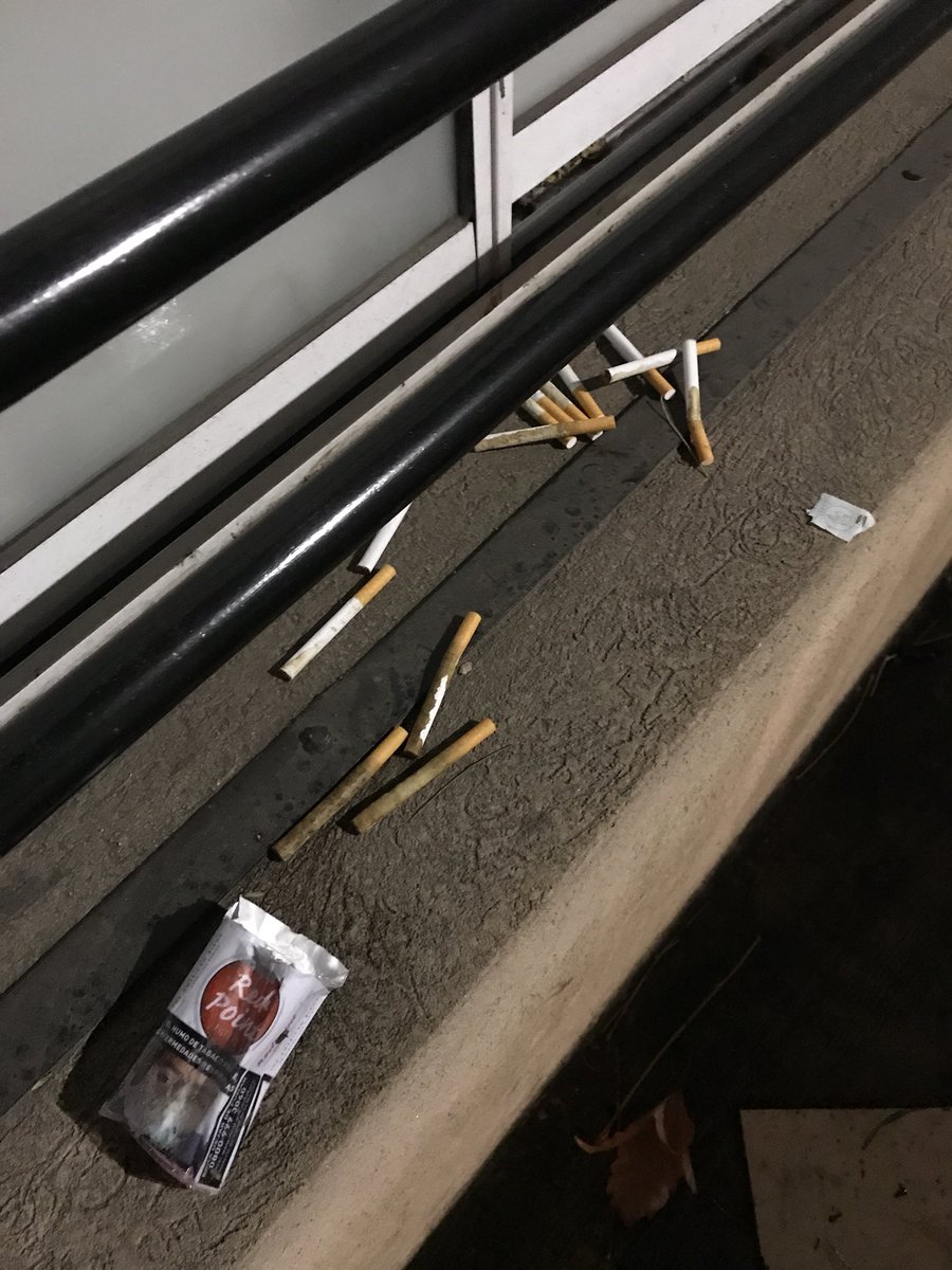 FerchoMU's tweet photo. Por si se olvidaron de esta parte de VL @HUMVL y también recordar que la parada d colectivo no tiene basurero donde cada día la gente deja su mugre  Srs @jorgemacri @andrespetrillo @sergiobotellovl @eniovittorini @soledadmartinez ustedes tienen una parada de colectivo en su casa? https://t.co/IOBfF4bWuY