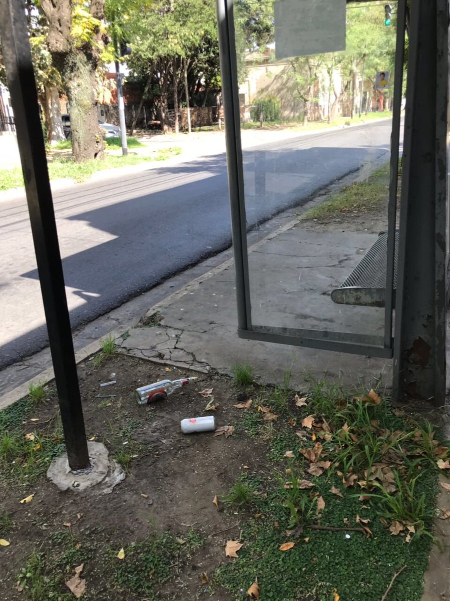FerchoMU's tweet photo. Por si se olvidaron de esta parte de VL @HUMVL y también recordar que la parada d colectivo no tiene basurero donde cada día la gente deja su mugre  Srs @jorgemacri @andrespetrillo @sergiobotellovl @eniovittorini @soledadmartinez ustedes tienen una parada de colectivo en su casa? https://t.co/IOBfF4bWuY