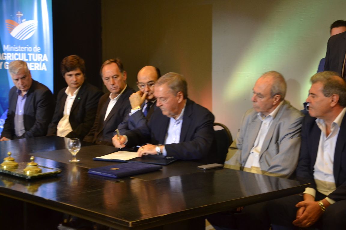 #CaminosRurales <a href="/JSchiaretti/">Juan Schiaretti</a> <a href="/gobdecordoba/">Gobierno de Córdoba</a> <a href="/SergioBussoOK/">Sergio Busso</a> firma acuerdo con la Comisión de Enlace de Cordoba. #Desarrollo #Innovacion #Dialogo #Pavimento