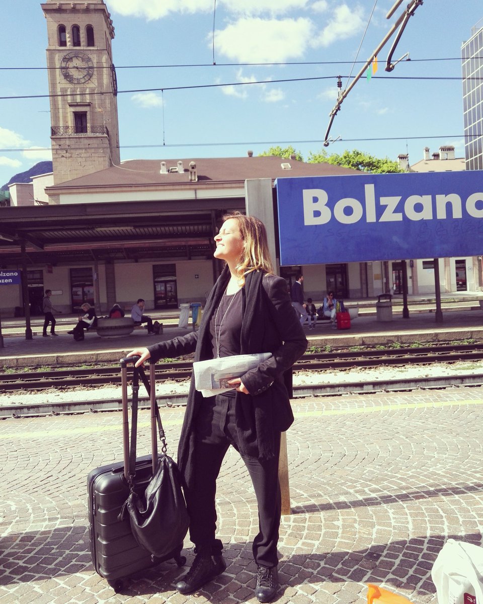 irene_grandi's tweet photo. Appena arrivata a Bolzano!
Ci ha accolti un sole strepitoso, una giornata calda che profuma di primavera, una cittadina deliziosa.. Tutto perfetto per caricarci per stasera.. 
Teatro Cristallo alle ore 21 per lo spettacolo con i Pastis #Lungoviaggio
#Bolzano @OTRlive https://t.co/jvHfUuh0az