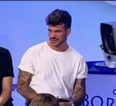 miss_LunaLu's tweet photo. Stessa faccia di quando lo sfiorava zeccawho! #clario https://t.co/fFyPG1JUtS