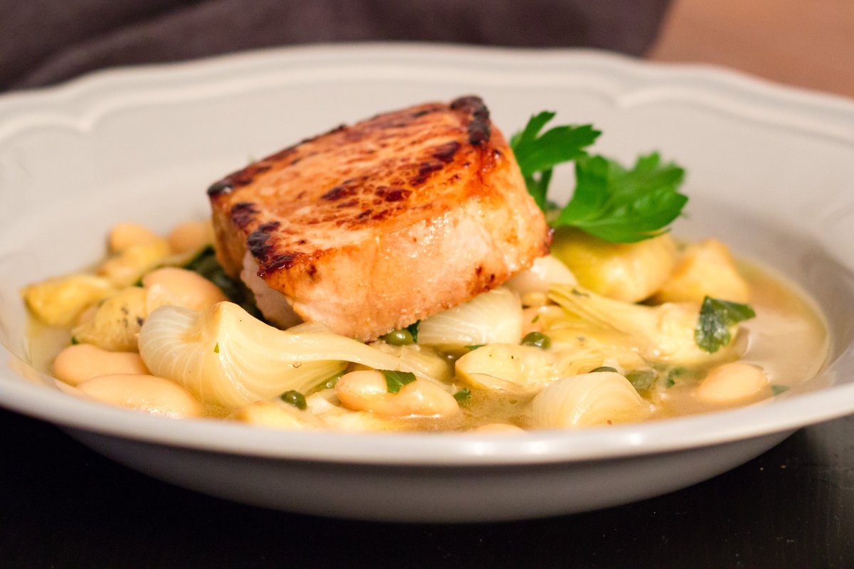 Ataborman's tweet image. Fläskytterfilé med stora vita bönor, kronärtskockor, knipplök och kapris! Kan göras enkel och snabb med endast en stekpanna om du har bråttom, eller lite mer komplicerad om du är ute efter perfektion (ledtråd: då använder vi sous vide). ow.ly/aEDd30jx7E0 #recept #foodporn