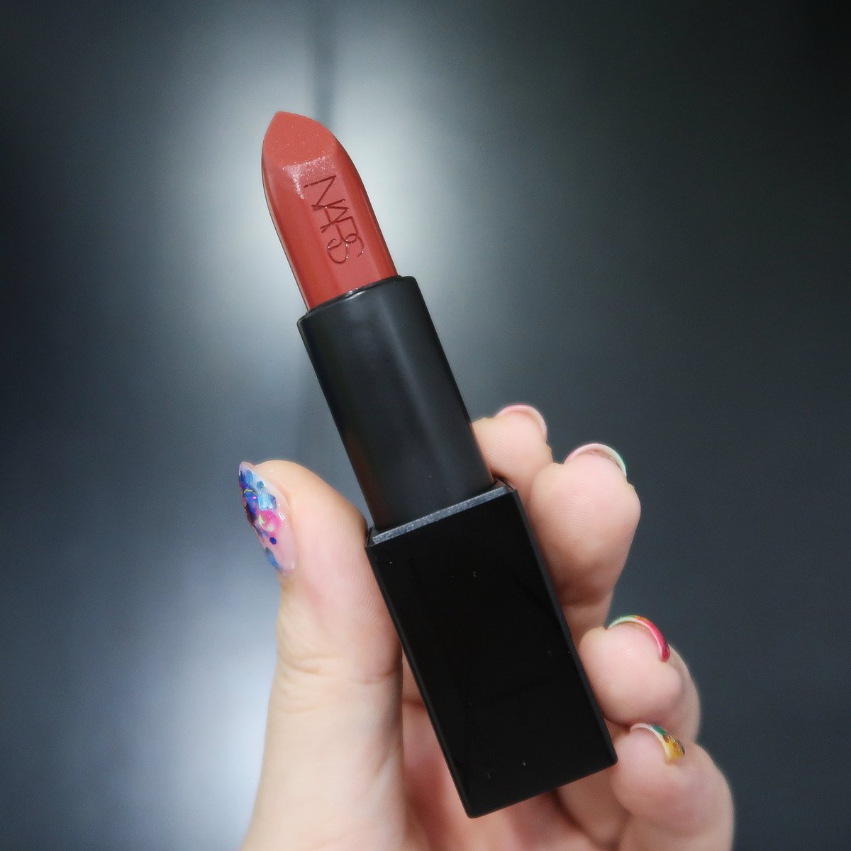 xxhani__'s tweet photo. สีนี้ไปสาขาไหนก็หมด พอได้มาลองทาคือสวยมากก แดงส้มอิฐอมน้ำตาล Nars สี Mona เนื้อดีแบบปาดทีเดียวกลบหมดทุกอย่าง ลื่นนุ่ม ชอบเว่อร์ #ไว้รีวิวห้ามขายของโว้ยย https://t.co/r3btV26zrv