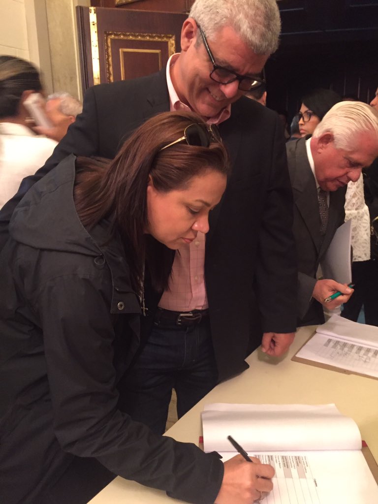Class987FM's tweet photo. #AHORA  Dip @adennisf se hace presente en la @AsambleaVE     https://t.co/A9R5GQd4Z5