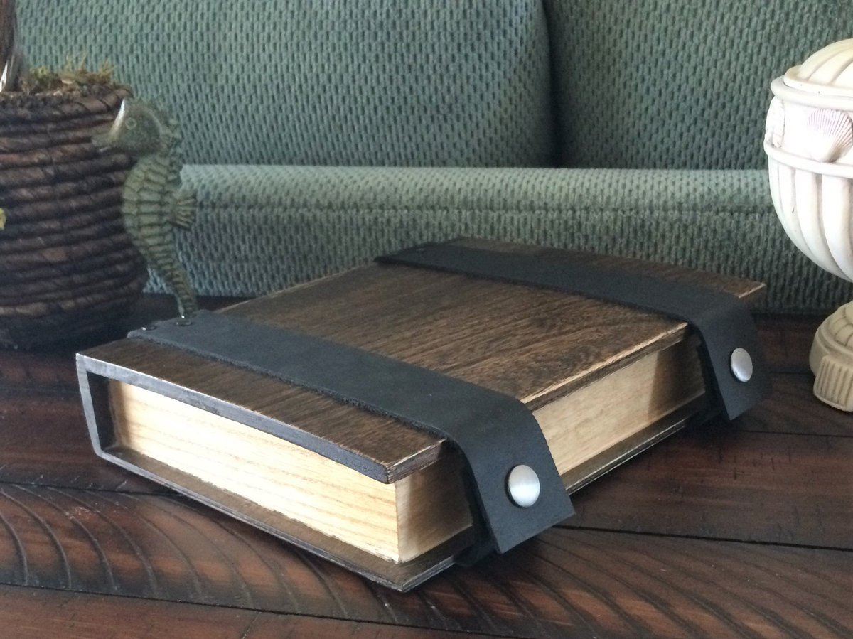 dragonburn's tweet photo. Does ur dice box look like an old book, have a removable dice caddy &amp; a FREAKING DICE LOFT!? Well why not? Check out the Nat 20 Blessed on #etsy: https://t.co/I7PZoVOyXH  #dnd #dicetray #dicecaddy #dicevault #rpg #dice #dicebox #dungeonsanddragons #criticalrole https://t.co/YW4OzVzKGu