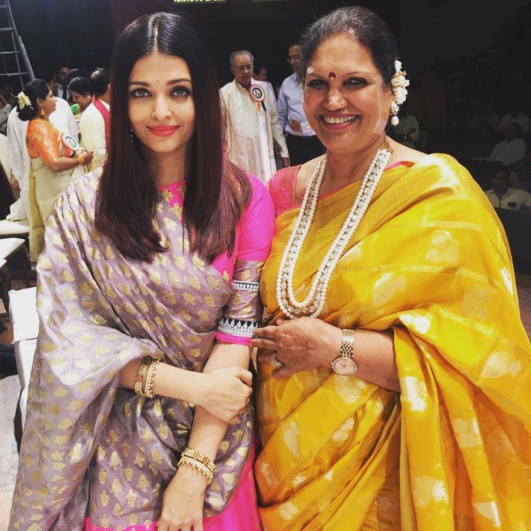 InfoMotiwala's tweet photo. ELEGANCE is the only beauty that never fades!!!
A CLASSIC COMBINATION OF TIMELESS ELEGANCE &amp; TIMELESS BEAUTY. Our dearest clients, the Majestic Mrs. Latha Shetty &amp; The Alluring #missworld Mrs. Aishwarya Rai Bachchan Adorning Bespoke Stunning Jewels By A K Motiwala 💎💎#jewelry https://t.co/hsUkzkfvn2