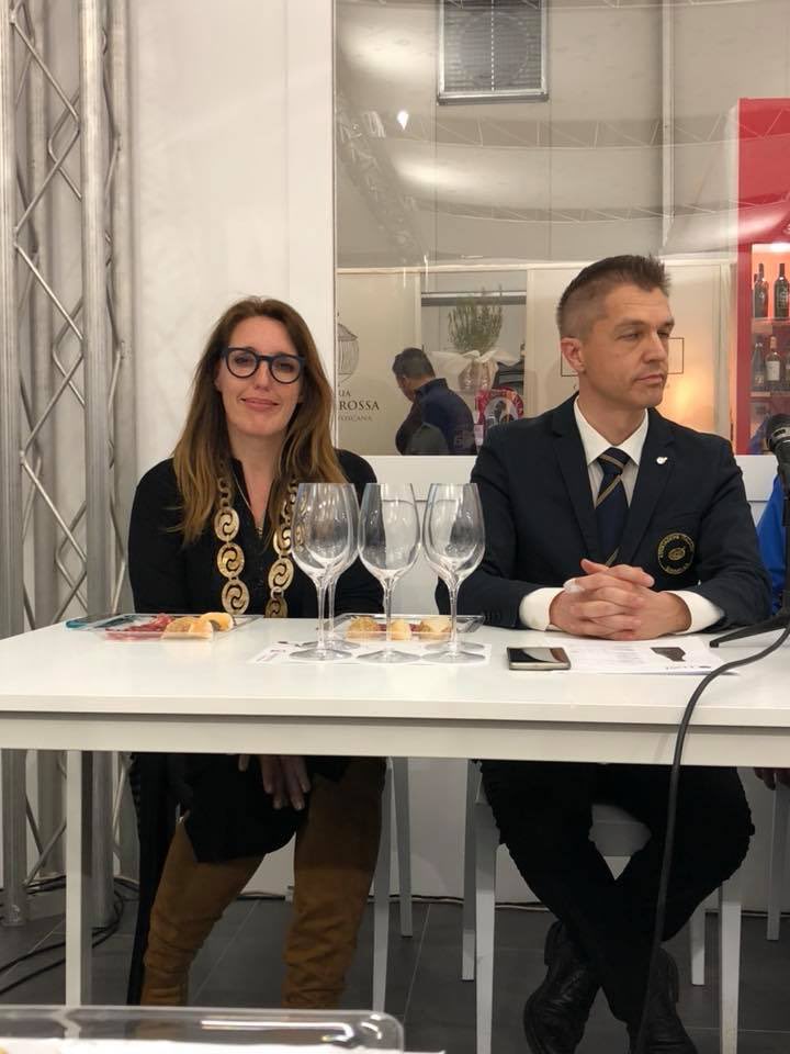 Confagricoltura's tweet photo. L’Assessore all’istruzione professionale della Regione Veneto Elena Donazzan ospite d’eccezione alla presentazione dei vini Oltrepadani allo stand di Confagricoltura a #Vinitaly2018 https://t.co/QgrA6TrZNV
