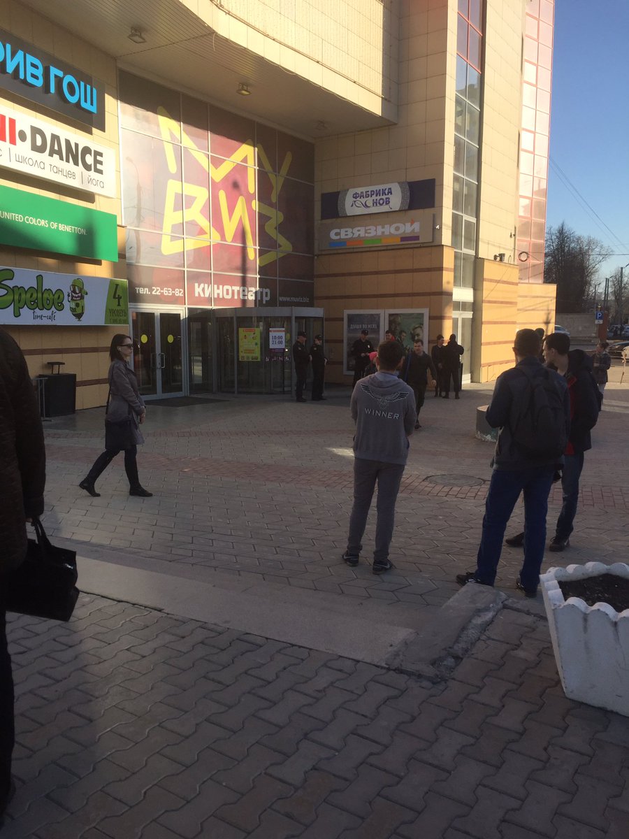 В ТЦ "Версаль" у входа стоят судебные приставы и не запускают людей. Посетителей внутри ТЦ вежливо просят освободить помещение.  #ulsk #@ulpressa