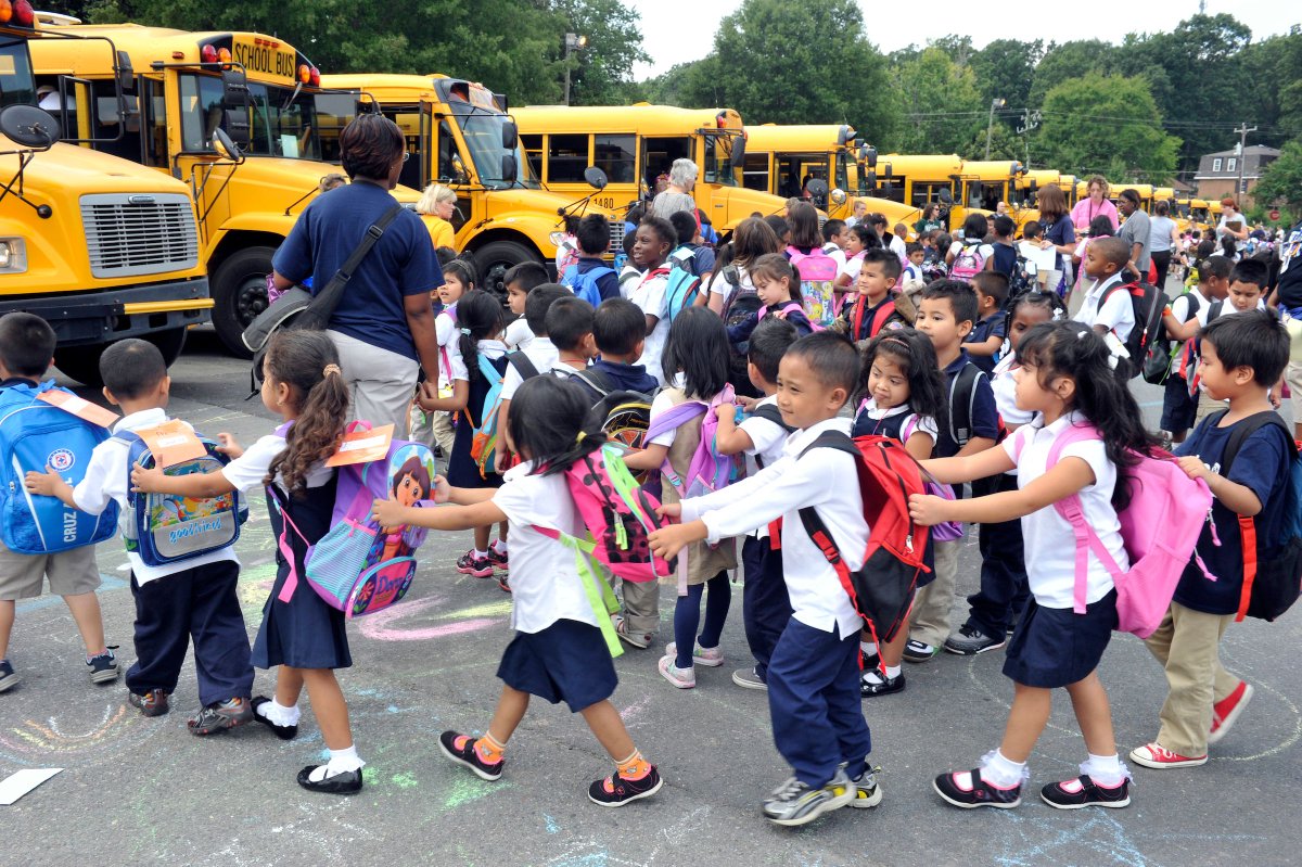 CharMeckSchools's tweet image. The thoughts of all of us at CMS are with the families and school communities affected by recent bus stop incidents and we call on the community to help keep all our students safe.
Please read our full statement on school @CMSbus stop safety: bit.ly/2H6gg0H