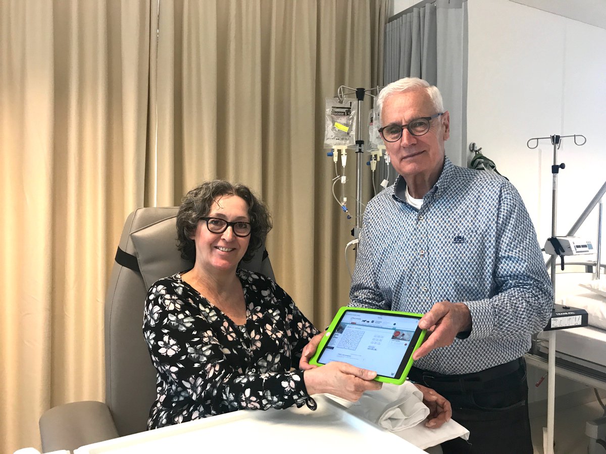 Zuyderland's tweet photo. De eerste iPad is uitgereikt! In Sittard-Geleen hebben patiënten binnenkort een iPad naast hun bed. Via een app kun je bijvoorbeeld kranten en tijdschriften lezen, spelletjes spelen en TV kijken. Ook het bestellen van eten en het bedienen van deuren gaat via de iPad. #innovatie https://t.co/SGOmRVxF7H