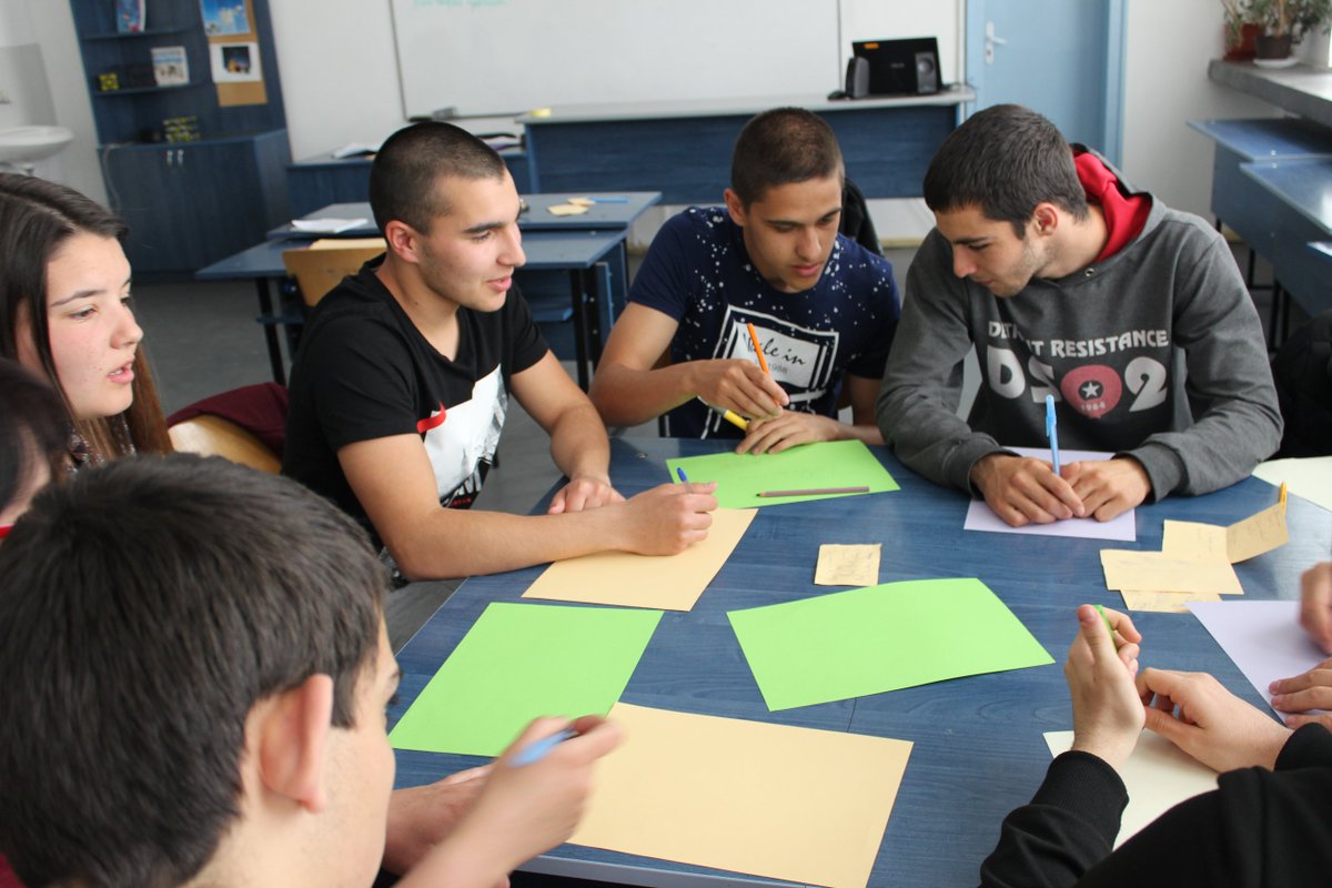 sofplat's tweet photo. Sofia Platform on the road again! Our team visited schools in Zlatitsa, Teteven and Bansko for the second time - because we believe that topics such as #EuropeanIdentity, #EuropeanValues, #MinorityRights and the #civiceducation of young people matter! https://t.co/HVskcRYQHT