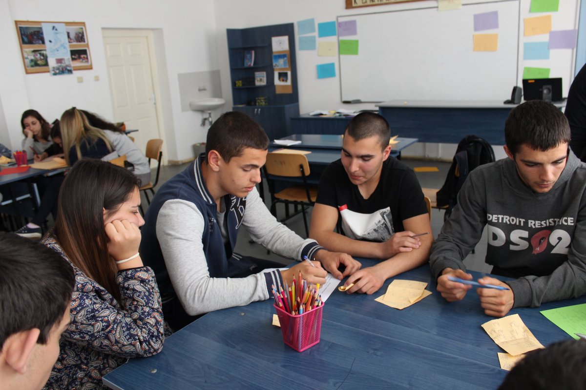 sofplat's tweet photo. Sofia Platform on the road again! Our team visited schools in Zlatitsa, Teteven and Bansko for the second time - because we believe that topics such as #EuropeanIdentity, #EuropeanValues, #MinorityRights and the #civiceducation of young people matter! https://t.co/HVskcRYQHT