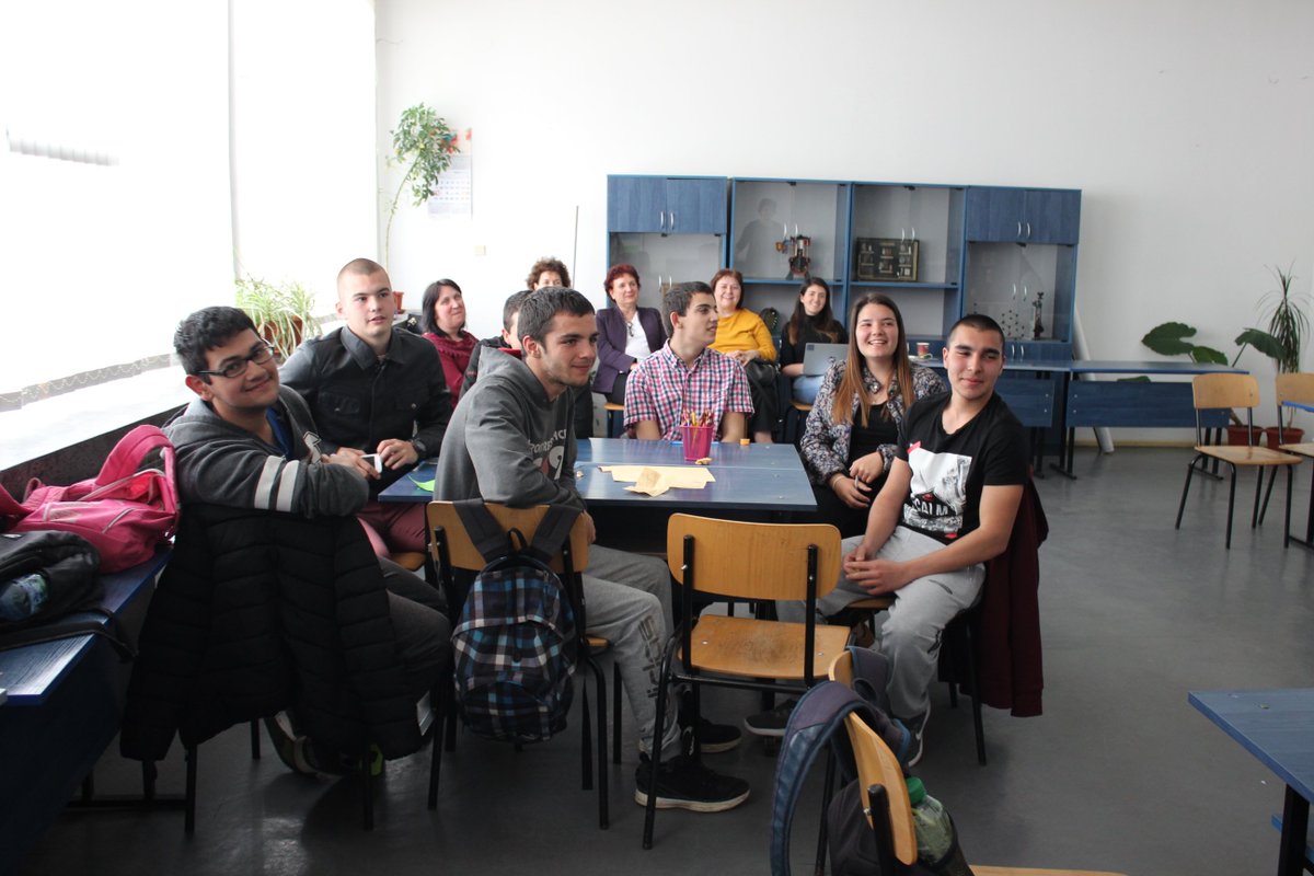sofplat's tweet photo. Sofia Platform on the road again! Our team visited schools in Zlatitsa, Teteven and Bansko for the second time - because we believe that topics such as #EuropeanIdentity, #EuropeanValues, #MinorityRights and the #civiceducation of young people matter! https://t.co/HVskcRYQHT