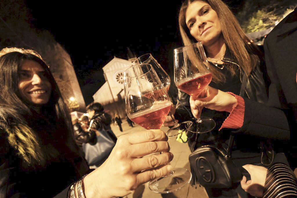 WineNewsIt's tweet photo. Nuovo target del mercato del #vino, le loro scelte orientano i trend di consumo, amano variare &amp; i social, sono informati e curiosi: ai #Millennials ormai le cantine dedicano vini ad hoc. Ecco Valle d’Oro, vini d'#Abruzzo by @cantinatollo. Che piacciono anche a @PaoloGentiloni https://t.co/X3F0DnTnCh