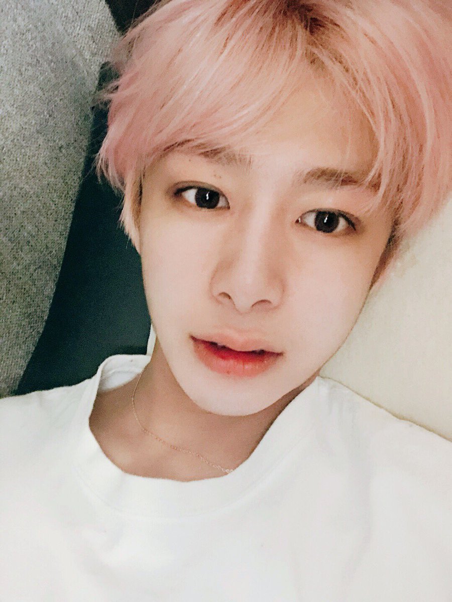 OfficialMONSTAX's tweet photo. [#형원] 씻고 누웠는데 아무리 생각해도  몬베베한테 너무 고마워서 이렇게 인사하려고 왔어요.축하하고 고마워요.다들 오늘 잘 자자.ㅎㅎ꿀잠 https://t.co/lnutO9N08a