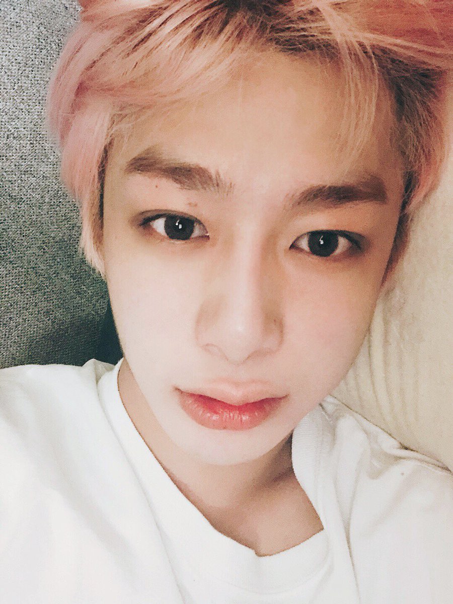 OfficialMONSTAX's tweet photo. [#형원] 씻고 누웠는데 아무리 생각해도  몬베베한테 너무 고마워서 이렇게 인사하려고 왔어요.축하하고 고마워요.다들 오늘 잘 자자.ㅎㅎ꿀잠 https://t.co/lnutO9N08a
