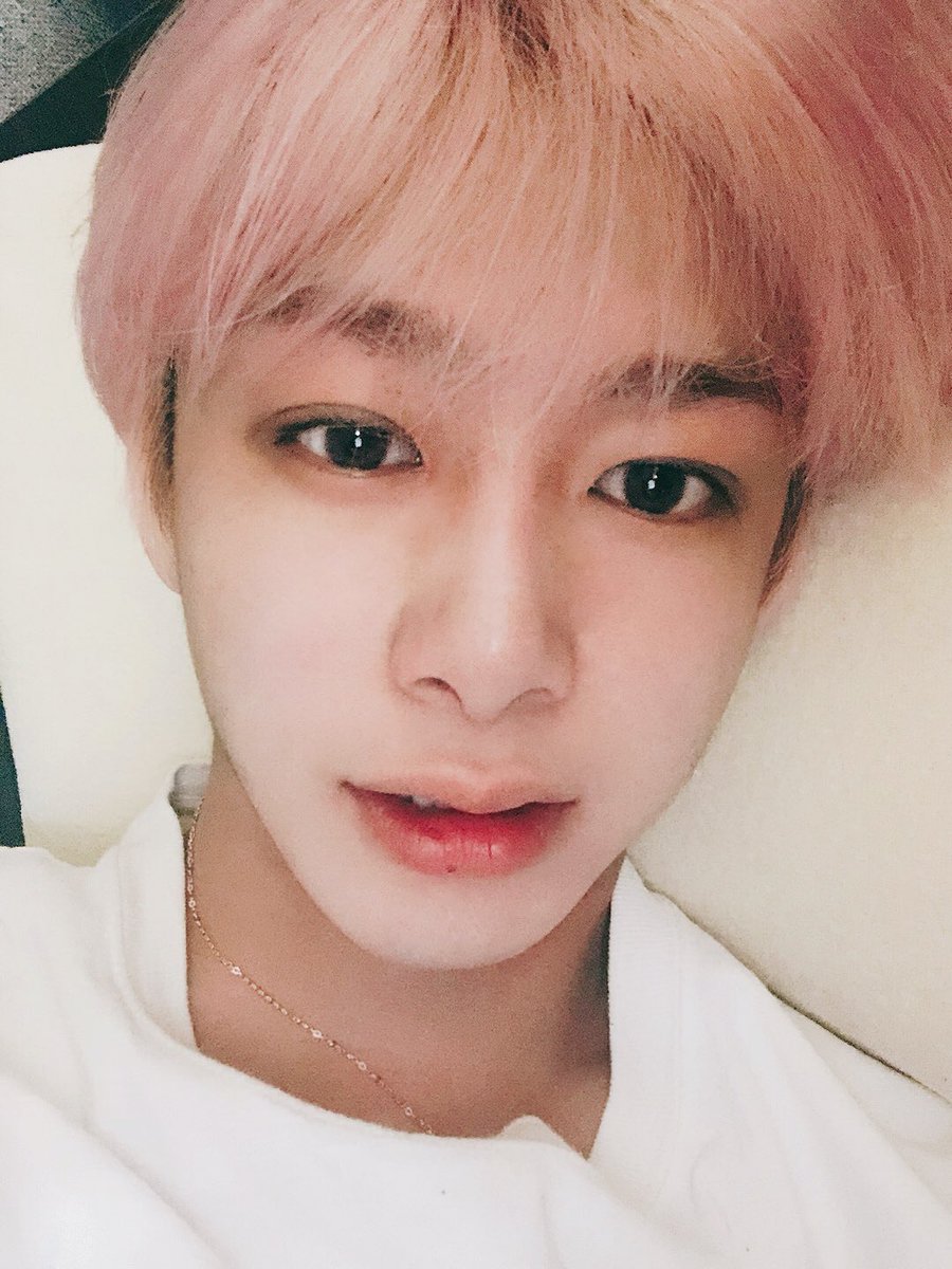 OfficialMONSTAX's tweet photo. [#형원] 씻고 누웠는데 아무리 생각해도  몬베베한테 너무 고마워서 이렇게 인사하려고 왔어요.축하하고 고마워요.다들 오늘 잘 자자.ㅎㅎ꿀잠 https://t.co/lnutO9N08a