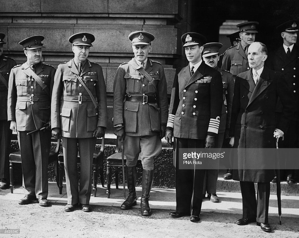 WWIIrealtime_fr's tweet photo. Le roi George VI avec des officiers du  Royal 22e régiment qui montent la garde à Buckingham et St-James Palaces pour la première fois, 17 avril 1940 @22eRoyal @CanMNews @Armeecanadienne @ForcesCanada @MusCanGuerre https://t.co/aTI5HS8NlF