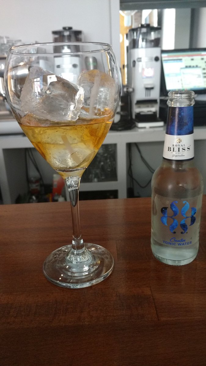 paletoide's tweet photo. @DYC_es probando el nuevo cocktail Dyctonic. https://t.co/nmUUmjpw69