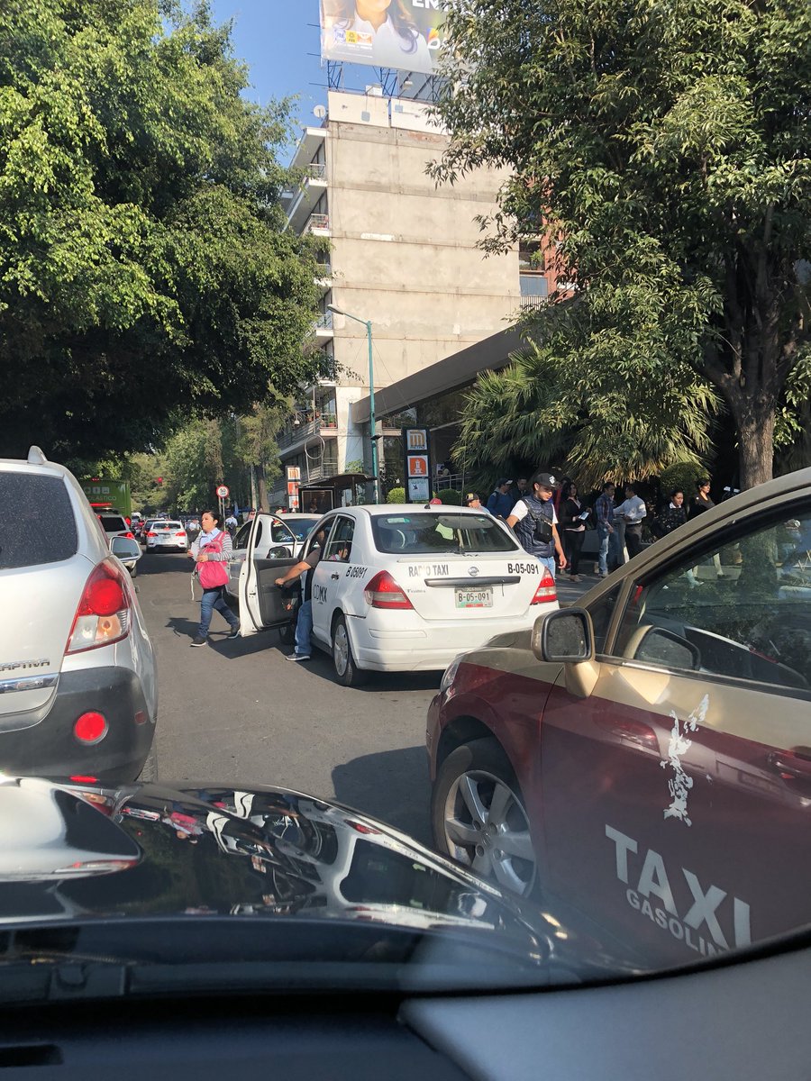 rosotelo's tweet photo. Todos los días el tráfico es por los taxistas en Horacio frente al metro y nadie hace nada. @UCS_CDMX @ManceraMiguelMX @lavozdepolanco @delegacionMH https://t.co/WTHDVdokjK