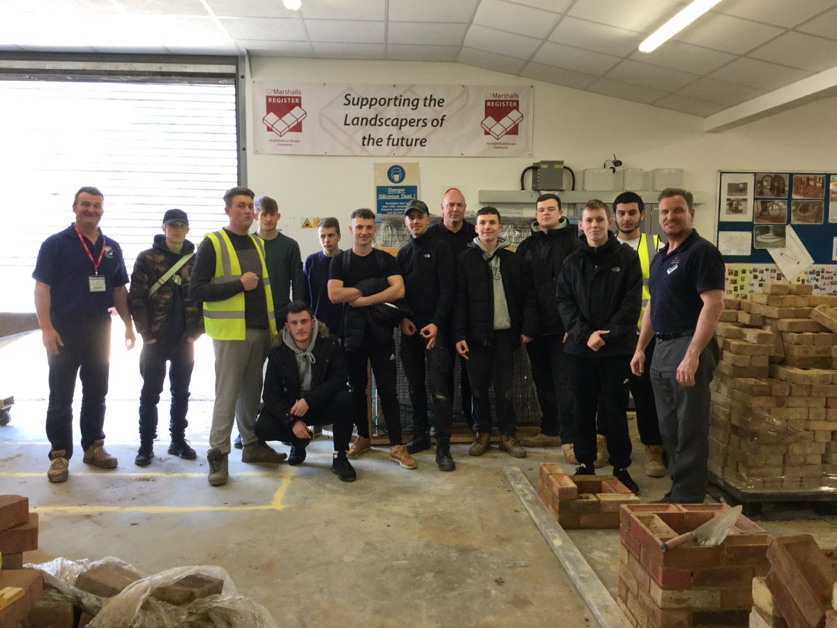 NeilAndrewMess1's tweet photo. #marshallsreg #oaklands college another great day training landscapers of the future https://t.co/07t8jO8ejZ