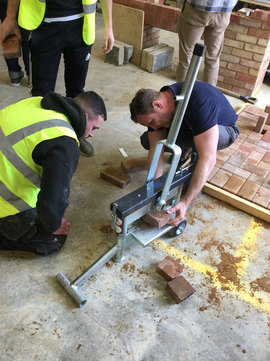 NeilAndrewMess1's tweet photo. #marshallsreg #oaklands college another great day training landscapers of the future https://t.co/07t8jO8ejZ