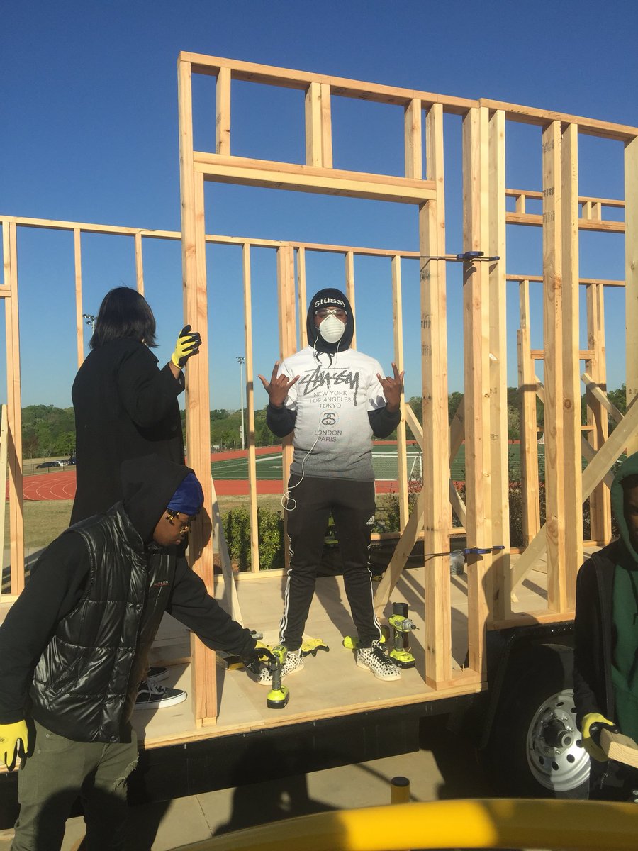 9DCSBuilders's tweet photo. Walls are up! Today’s work day got all of this done #TinyHouse https://t.co/rWAKljaUA1
