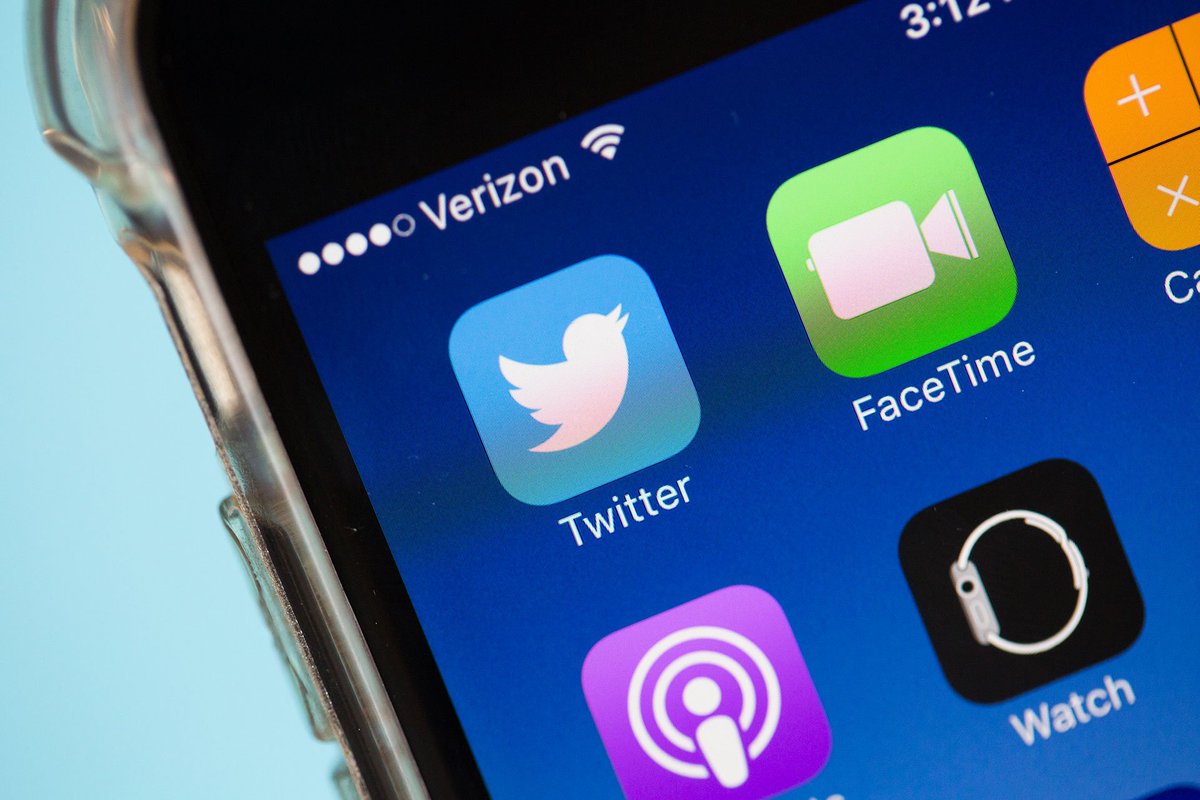 imyeasmin's tweet photo. mashsocialmedia: Twitter is down worldwide https://t.co/19Nt6Uu1U2 https://t.co/45xu61U1r4