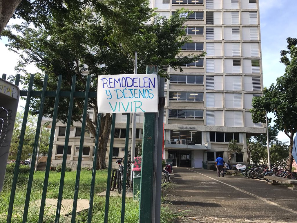 CCMEUPRRP's tweet photo. #CCEcomunica | Los portones de Torre Norte amanecieron así. Estudiantes protestan contra el cierre de sus hospedajes. 📣 https://t.co/gNSkyn9LGP