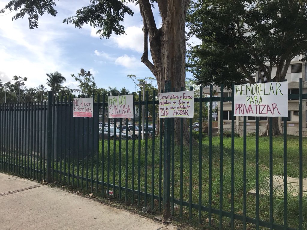 CCMEUPRRP's tweet photo. #CCEcomunica | Los portones de Torre Norte amanecieron así. Estudiantes protestan contra el cierre de sus hospedajes. 📣 https://t.co/gNSkyn9LGP