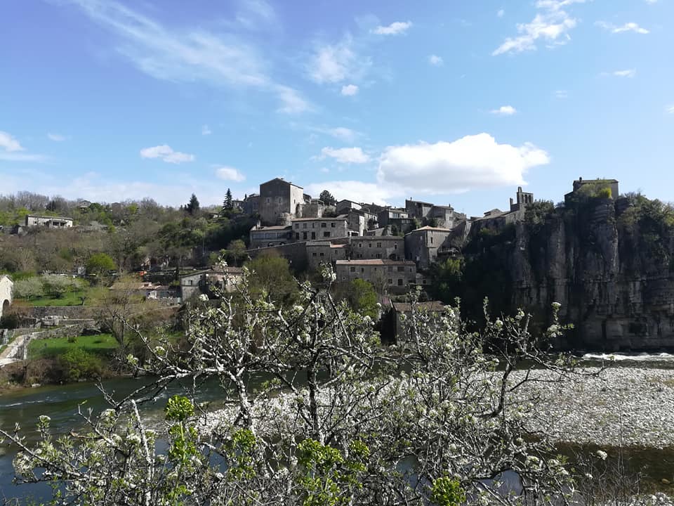 Toutvabiennews's tweet photo. Souvenirs de ce beau week-end au beau milieu du pays ardéchois, sur la #naturopathie. Merci Gwénaëlle pour ces enseignements ! #détoxdeprintemps #solutionsTVB https://t.co/fIEnDIruKd