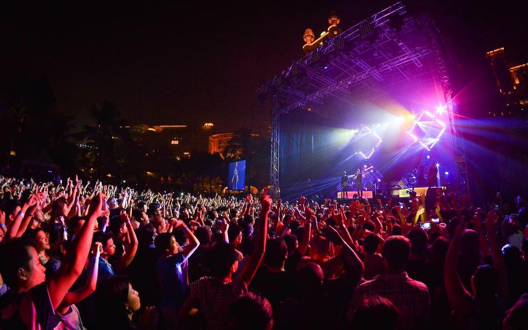 _things2do's tweet photo. Catch @OneRepublic performing Live in India for the First Time at Dome, NSCI in Worli. Grab your tickets now to groove to favorites like 'Counting Stars', 'Stop &amp; Stare', 'If I Lose Myself' &amp; more live on 21st April. 

Book tickets: https://t.co/eI3KyqMN4d 
@Vh1India @DomeIndia https://t.co/7mTtQlgy8k