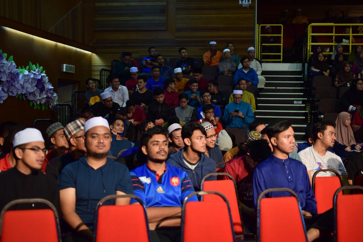 TeamFBIUM's tweet photo. [LIVE UPDATE] 
.
[Forum: Rakaman: Tazkirah Malam Jumaat] 
.
[Festival Belia Islam 2018]
.
#Evolve #BPHU #TeamFBIUM #beliapenerajuharapanummah #iyouthfest #FBI #festivalbeliaislam18 https://t.co/eozHLGiUDX