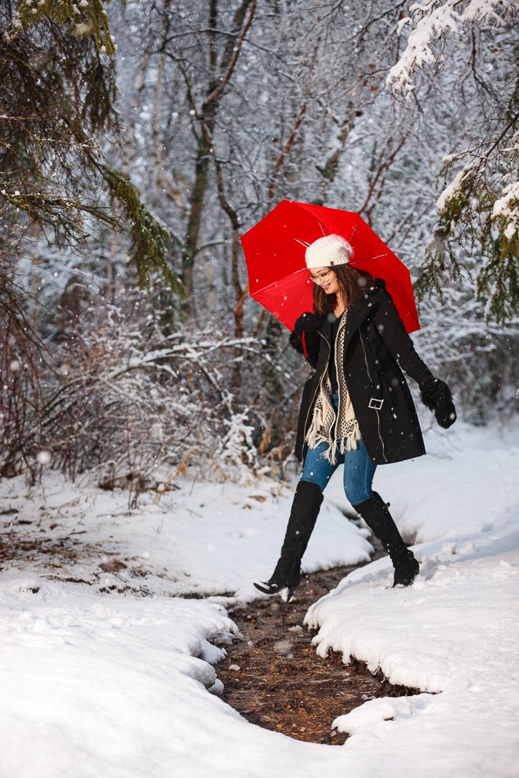YEGHugo's tweet photo. Let it snow ❄️ #yeg #winterstill #whitemudravine #rivervalley #snowing #exploreedmonton #travelalberta #explorecanada #spring #photography #photographer #Photoshoot #umbrella https://t.co/aAxLgD1OPI