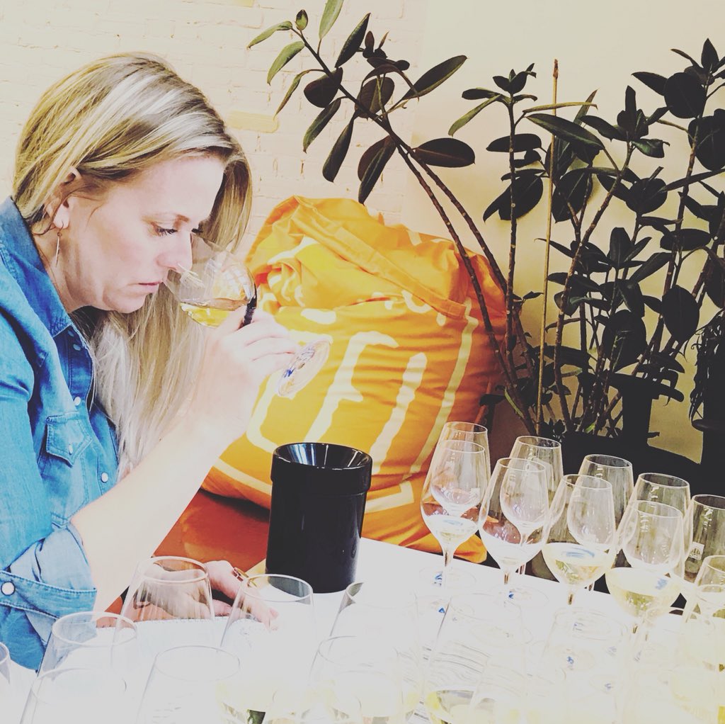 AQAVBS's tweet photo. Dégustation de 52 bouteilles #écoresponsables par les chroniqueurs vins pour le #Jourdelaterre 🌱🍷 https://t.co/Jy4kegsPD8