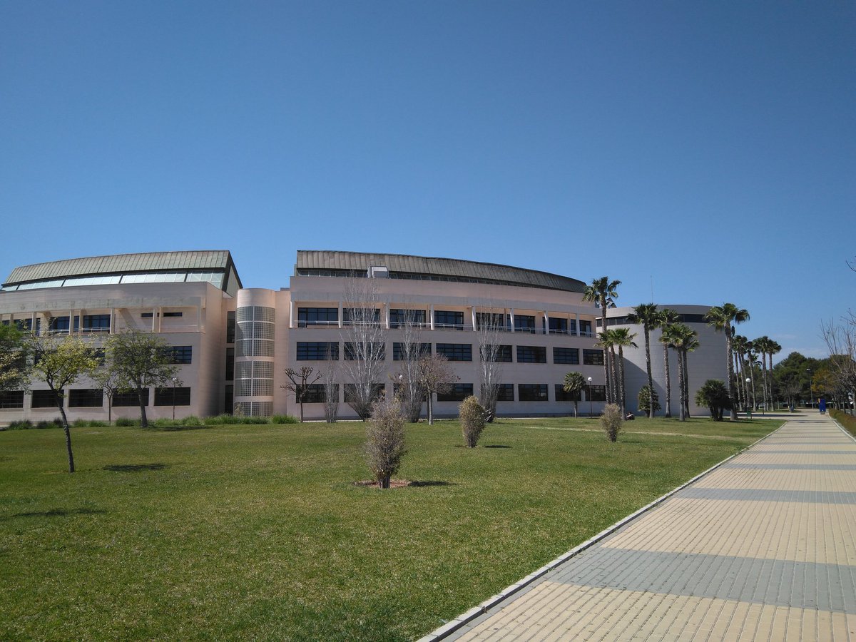 Hoy estamos en la #Universidad de #Alicante participando en unas jornadas de formación sobre #emprendimiento #social organizadas por <a href="/obra_social/">Fundación Obra Social De La Mano De Dios</a>. Con @alfredvernis @RaulhContreras <a href="/nataliacalderon/">Natalia Calderón</a> <a href="/cuinaterra/">cuinaterra</a> y muchos y atentos estudiantes 👩‍🎓