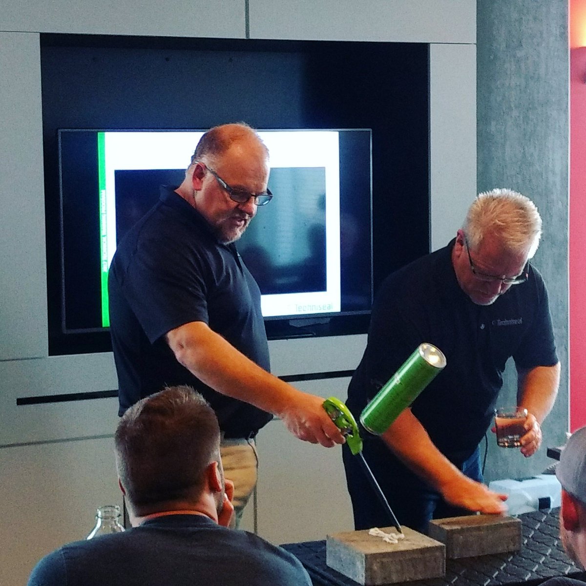 Techniseal's tweet image. Ce matin nous avons présenté #StructureBond notre adhésif en mousse haute performance à des entrepreneurs de la région de #Brossard sur la Rive-Sud de #Montreal 👉 goo.gl/sVwnPH pour en apprendre plus !