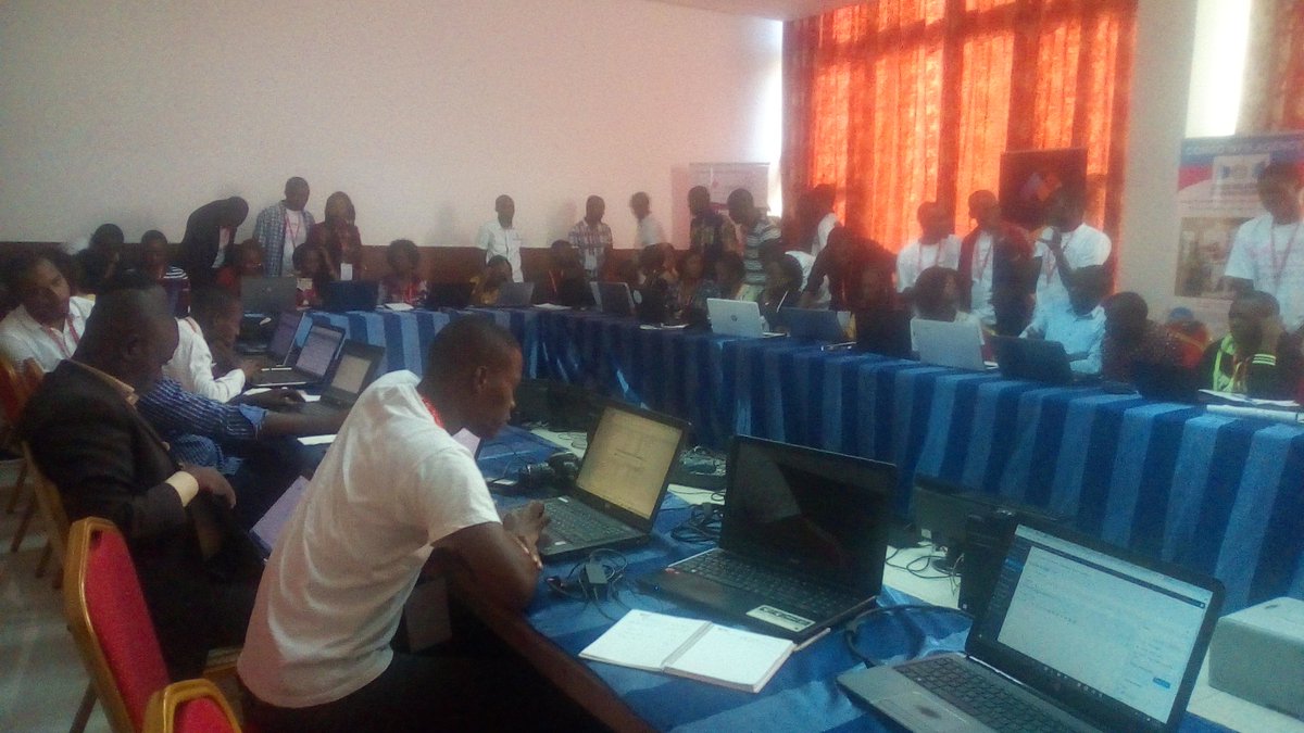 BarelieM's tweet photo. En direct de l'atelier @ADAcg242 pendant toute @OsianeCg. Les participantes et webcoachs bossent dur. Ils sont là parce qu'ils croient au numérique et au digital. #ADA242 #ADAbzv2018 #OSIANE2018 #digitalforall https://t.co/sRImm7K9bq
