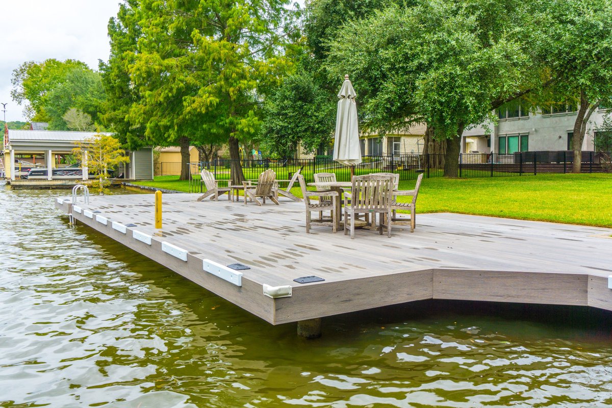 timbertownatx's tweet image. Check out this gorgeous #deck with #TimberTown decking at the Phillips Ranch residence in #austintx . Raise your hand if you want to spend your summer sitting right here! ✋🏼✋🏼✋🏼