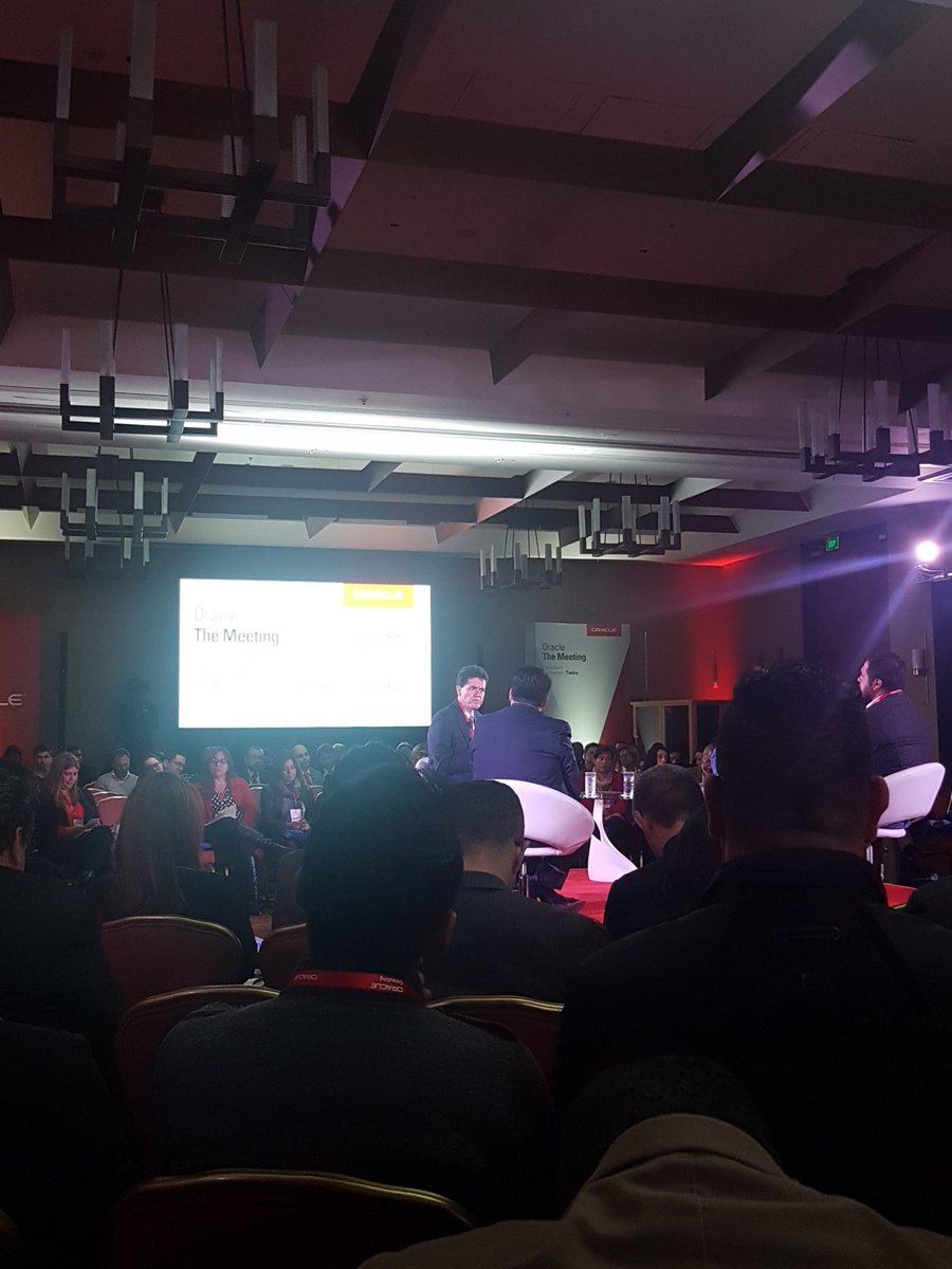 Arkiteck_com's tweet photo. En este momento Jorge Martínez (Director de Tecnología  Universidad del Bosque) #MeetTheFuture @OracleCOL https://t.co/BXAUiFrsPF