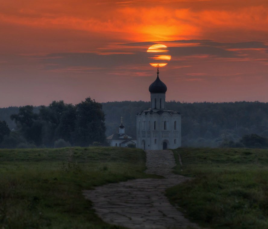 Церковь Покрова на Нерли на закате