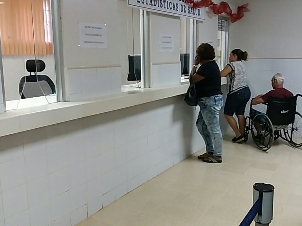 BenlyJairo's tweet photo. @CSSPanama @AlvaroAlvaradoC @TReporta @tvnnoticias 4 ventanillas solo 2 funcionando fila interminable mas 1 hora css policlinica  Santiago Barraza  chorrera hasta cuando con los asegurados https://t.co/EWQMmYdYPB